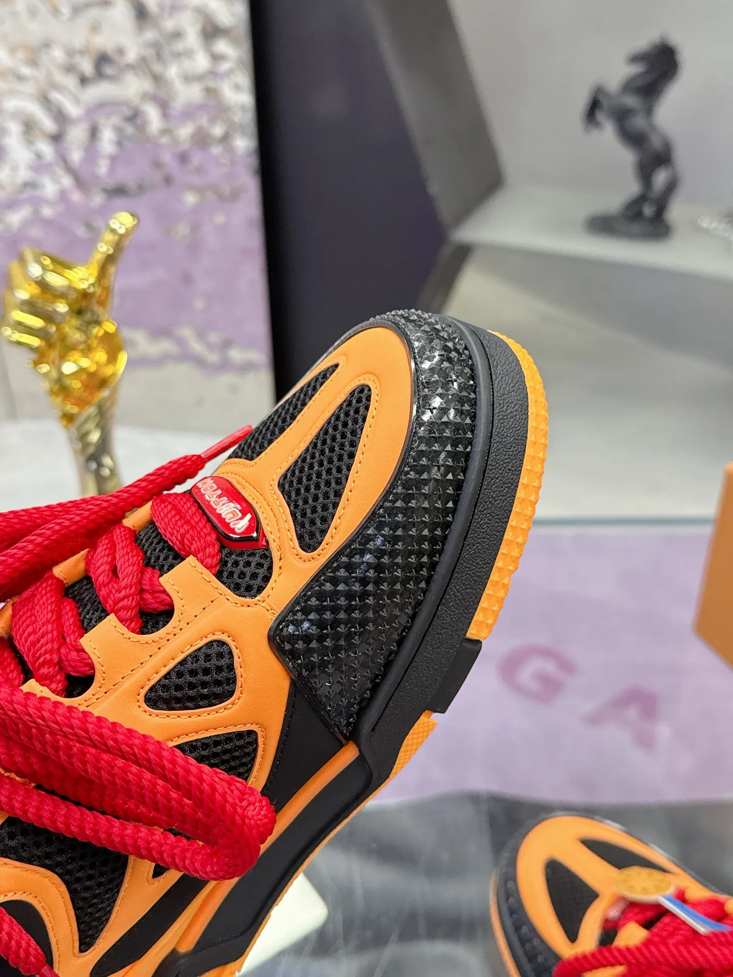 Factory price: 760💰 𝙇𝙑 𝟐𝟎𝟐5 𝐒𝐒 𝐧𝐞𝐰 Officially synchronized new colors💗 Louis Vuitton catwalk skateboard shoes are a hit, LOUIS VUITTON Trainer is undoubtedly one of the most successful Sneakers launched by luxury brands, but the pace of exploration will not stop. LOUISVUITTON will also bring a new series of skateboard shoes in the spring of 2025. The new series in the picture returns to the 90s Chunky Skate Shoes look and feel. The uppers are made of leather and mesh. The fat silhouette and thick shoelaces are very eye-catching. It is expected to have quite a few colors like the Trainer. Judging from the previous DIOR show skate shoes, this chunky style may be even stronger next year.  💎 LV small bread series LV bread shoe series 😘 Couple model Size: Female 35-40 Male 39-44, customized 45, 46